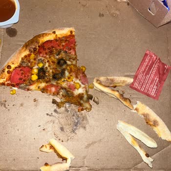 Domino's Pizza'da Yanlış Kenar Ve Kötü Müşteri Hizmeti