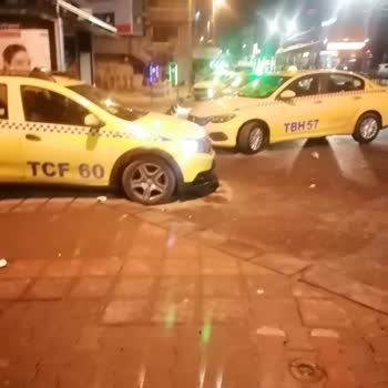Sultangazi'de Otobüs Duraklarının Taksiciler Tarafından İşgali