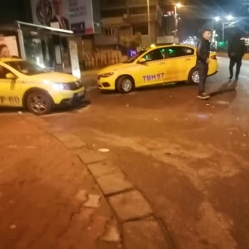 Sultangazi'de Otobüs Duraklarının Taksiciler Tarafından İşgali