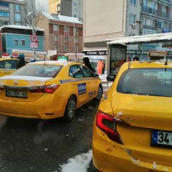 Sultangazi'de Otobüs Duraklarının Taksiciler Tarafından İşgali