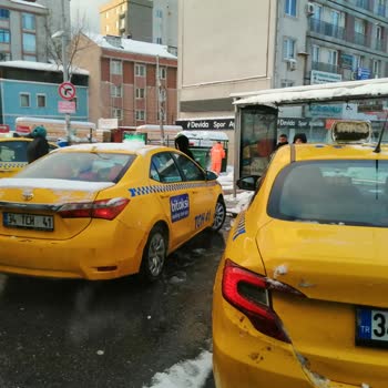 Sultangazi'de Otobüs Duraklarının Taksiciler Tarafından İşgali