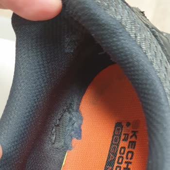 Skechers 2 Ayak Topuğunda Yırtılmalar Oluştu