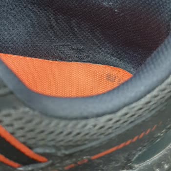 Skechers 2 Ayak Topuğunda Yırtılmalar Oluştu