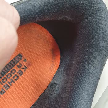 Skechers 2 Ayak Topuğunda Yırtılmalar Oluştu
