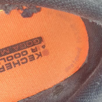 Skechers 2 Ayak Topuğunda Yırtılmalar Oluştu