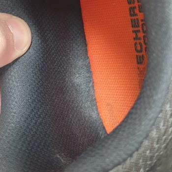 Skechers 2 Ayak Topuğunda Yırtılmalar Oluştu