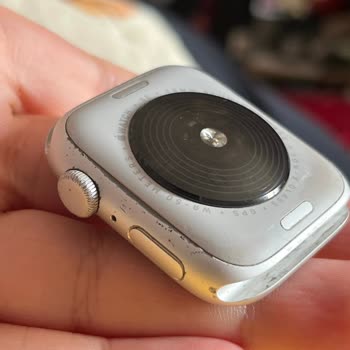 Apple Watch SE Developed Deformations but Apple Refuses to Take Responsibility