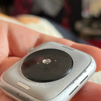 Apple Watch SE Developed Deformations but Apple Refuses to Take Responsibility