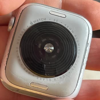 Apple Watch SE Developed Deformations but Apple Refuses to Take Responsibility