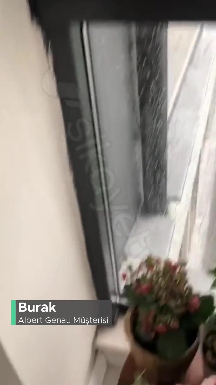 Albert Genau Cam Balkon Su Alıyor! videonun kapak resmi