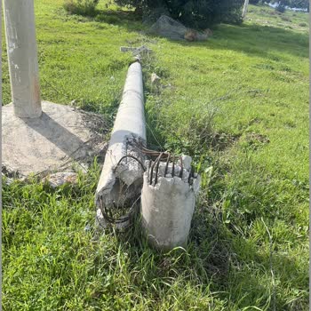 Tehlike Saçan Beton Direk