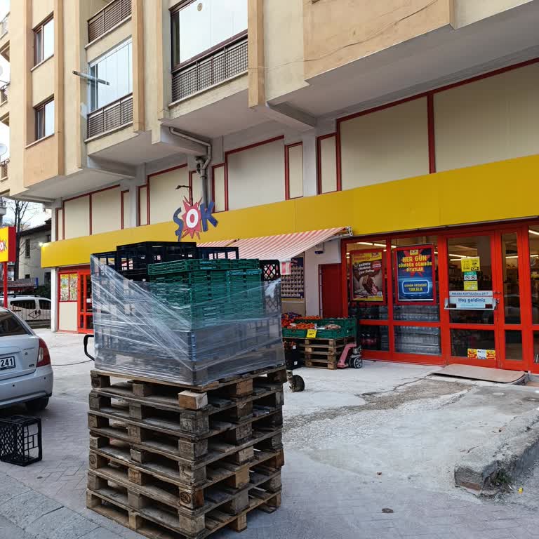 Kaldırım İşgali: Yayaların Geçişini Engelleyen Market