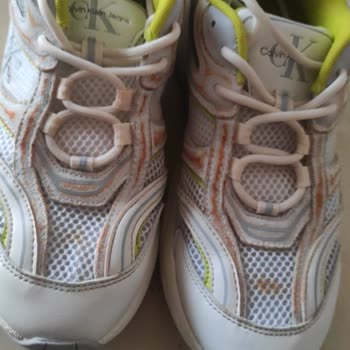 Su Temasıyla Oluşan Beklenmedik Ayakkabı Lekeleri