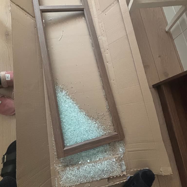 Kırık Camlı Kitaplık Ve İlgisiz Müşteri Hizmeti