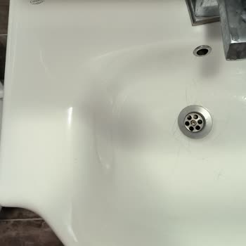 Turkuaz Seramik Lavabo Çatlaklarıyla Hayal Kırıklığı