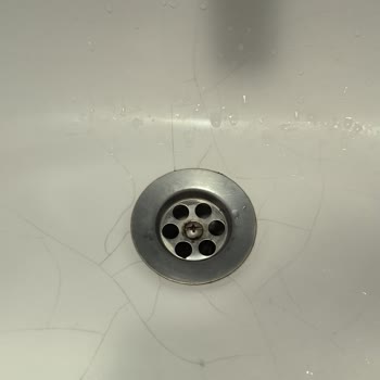 Turkuaz Seramik Lavabo Çatlaklarıyla Hayal Kırıklığı