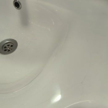 Turkuaz Seramik Lavabo Çatlaklarıyla Hayal Kırıklığı