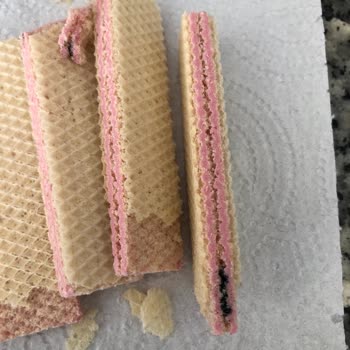 Çilekli Gofrette Beklenmedik Siyah Lekeler!