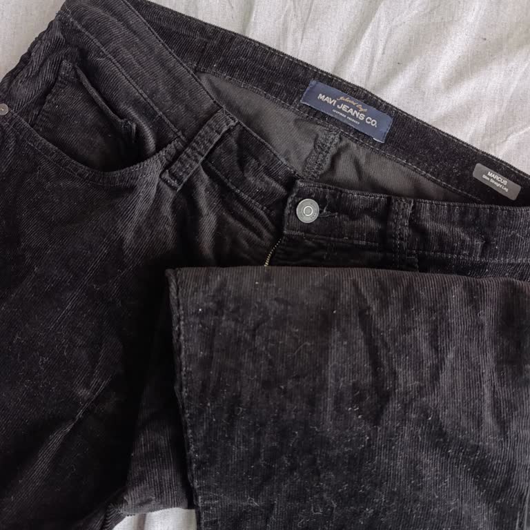 Mavi Kadife Pantolonun Hızla Tüylendi