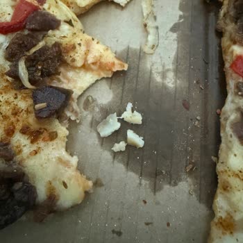 Domino's Pizza'da Konyalım Pizzadan Çıkan Kemik Parçaları