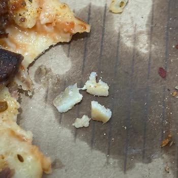 Domino's Pizza'da Konyalım Pizzadan Çıkan Kemik Parçaları