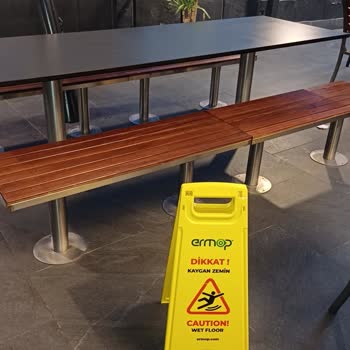 Boyanan Bankta Oturmanın Bedeli: Uyarı Eksikliği Ve Sonuçları