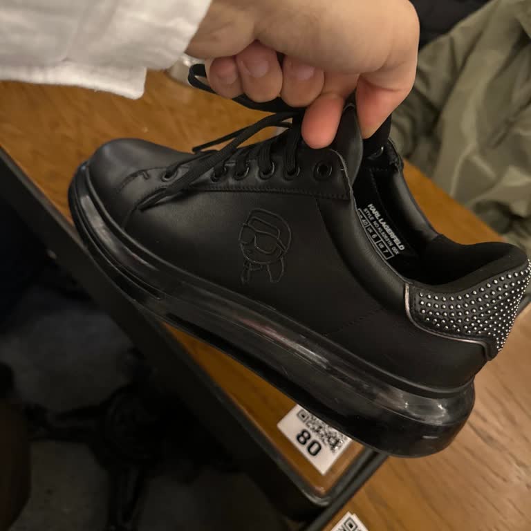 Lagerfeld Ayakkabının Çorap Çıkartan Sorunu