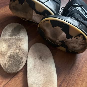 Karda Parçalanan Botlar Ve İlgisiz Mağaza Deneyimi