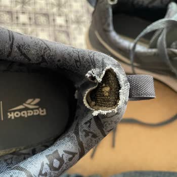 Reebok Ayakkabının Hızlı Çürümesi Şaşkınlık Yarattı