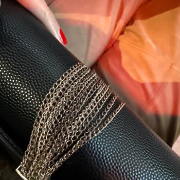 Valentino Çantanın Zincir Ve Püskülleri Karardı!