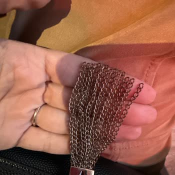 Valentino Çantanın Zincir Ve Püskülleri Karardı!