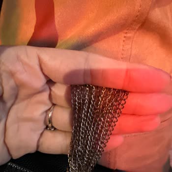 Valentino Çantanın Zincir Ve Püskülleri Karardı!