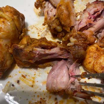 Erpiliç Kanat Ürününde Korkunç Deneyim: Kanlı Ve Tüylü Tavuklar