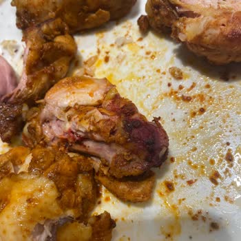 Erpiliç Kanat Ürününde Korkunç Deneyim: Kanlı Ve Tüylü Tavuklar