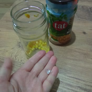 Tat Mısır Kavanozunda Tehlikeli Cam Parçası Şoku