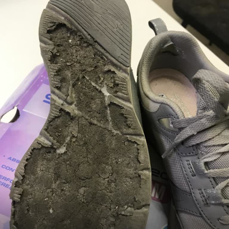 Skechers Ayakkabının Hızla Eriyen Tabanı