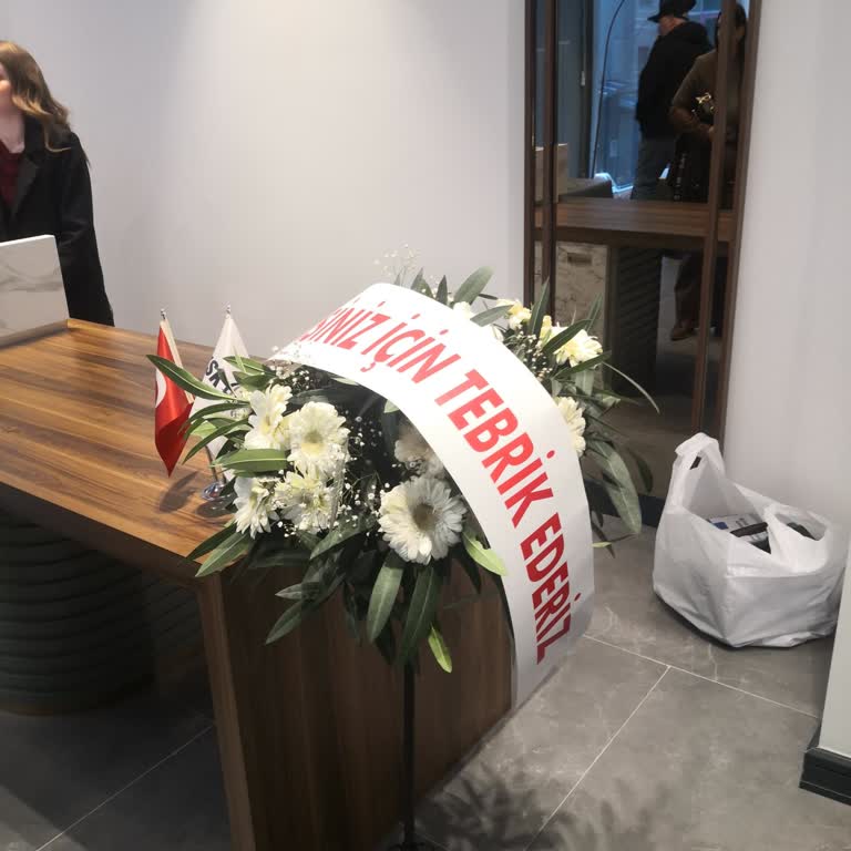 Yanlış Çelenk Ve Solmuş Çiçekler