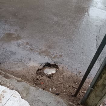 Fiber Çalışması Sonrası Açıkta Kalan Çukur Tehlike Saçıyor