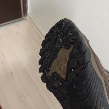 Kalitesiz Malzeme Kullanımı Nedeniyle Botların Tabanları Dökülüyor