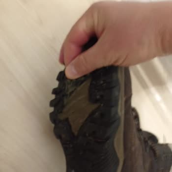 Kalitesiz Malzeme Kullanımı Nedeniyle Botların Tabanları Dökülüyor