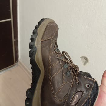 Kalitesiz Malzeme Kullanımı Nedeniyle Botların Tabanları Dökülüyor