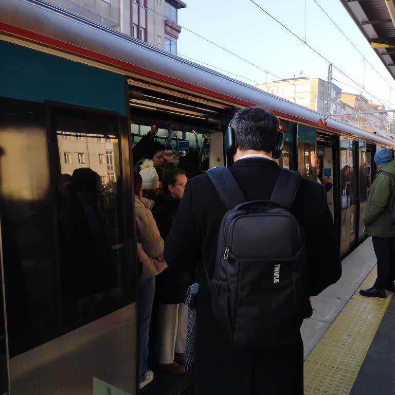 Marmaray Trenlerinde Yoğunluk Ve Gecikme Sorunu