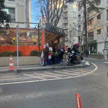 Kaldırımı İşgal Eden Paket Taxi Motorları