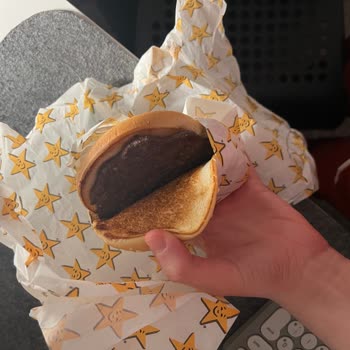 Carl's Jr. Akasya AVM'de Hayal Kırıklığı: Eksik Ve Lezzetsiz Hamburger Deneyimi!