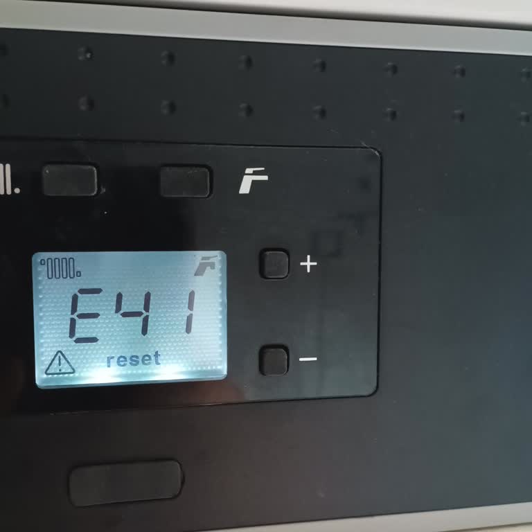 E41 Uyarısı Ve Soğukta Kalan Aile