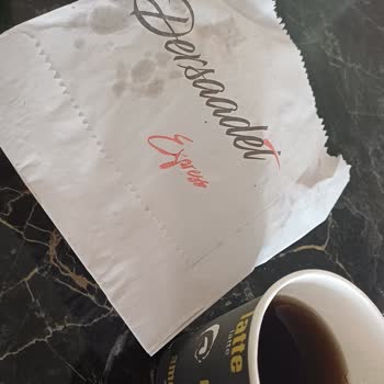 Hastane İçindeki Kafeteryada Hayal Kırıklığı: Salçalı Tost Ve Çamaşır Suyu Kokulu Çay