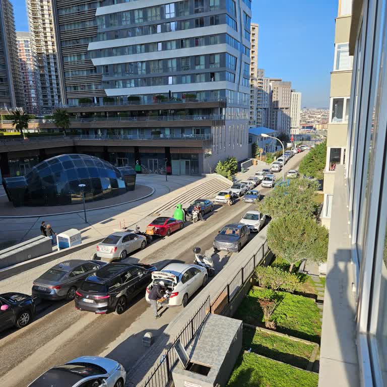 Mandıra Caddesi'nde Trafik ve Kaldırım Sorunları