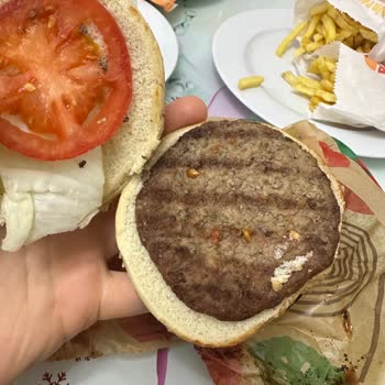 Burger King'de Hayal Kırıklığı: Siparişler Yanmış Ve Pişmemiş