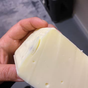 Kaşar Peynirinin İçinden Taş Çıktı