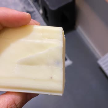 Kaşar Peynirinin İçinden Taş Çıktı